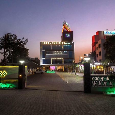 Hotel Fun City Navsari Buitenkant foto