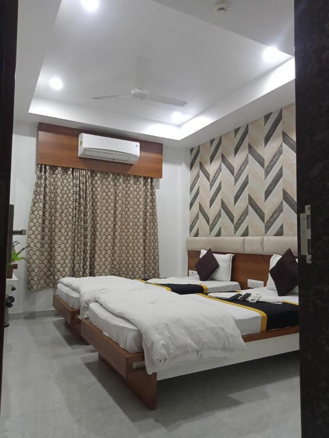 Hotel Fun City Navsari Buitenkant foto