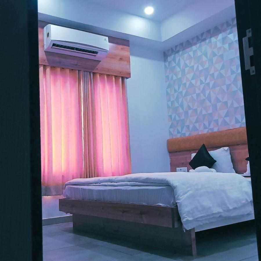 Hotel Fun City Navsari Buitenkant foto