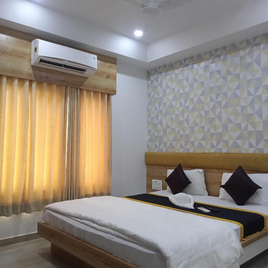 Hotel Fun City Navsari Buitenkant foto