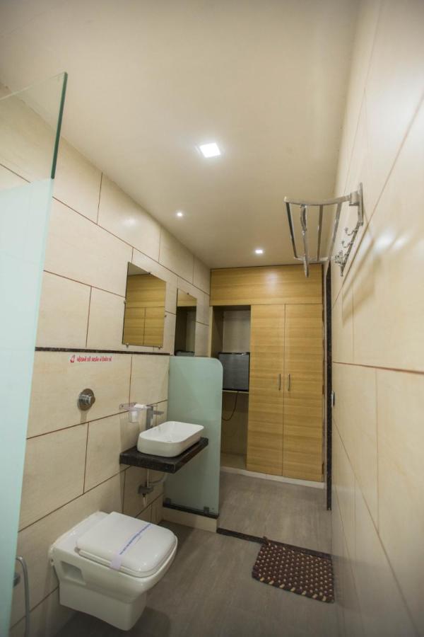 Hotel Fun City Navsari Buitenkant foto