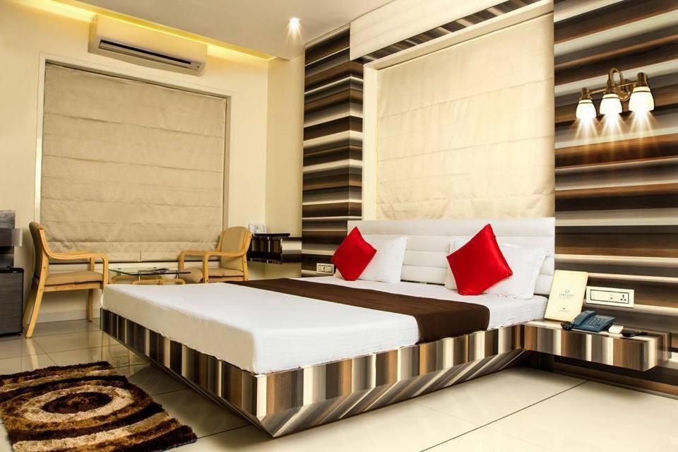 Hotel Fun City Navsari Buitenkant foto