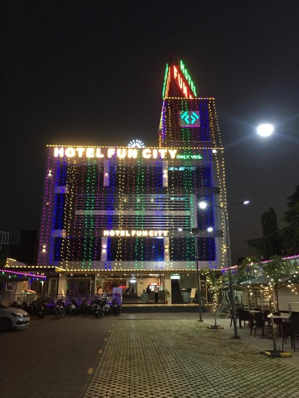 Hotel Fun City Navsari Buitenkant foto
