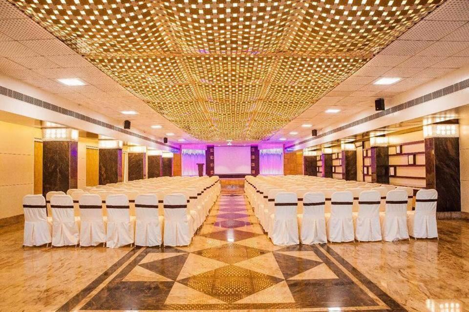 Hotel Fun City Navsari Buitenkant foto