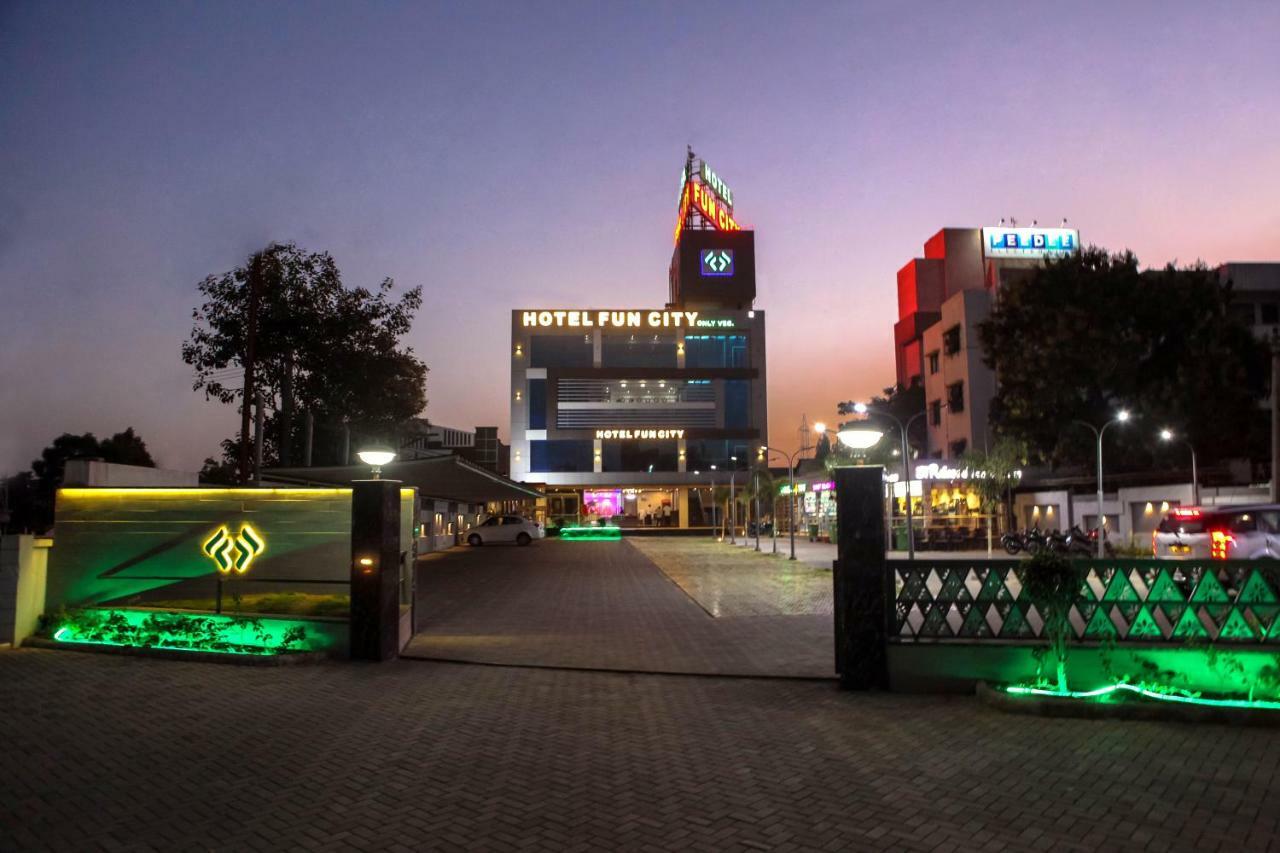 Hotel Fun City Navsari Buitenkant foto