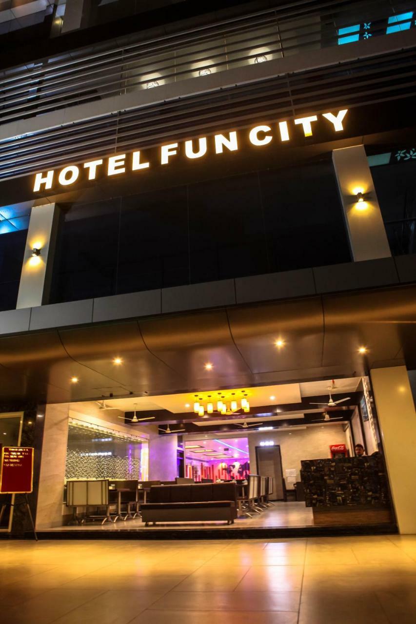 Hotel Fun City Navsari Buitenkant foto