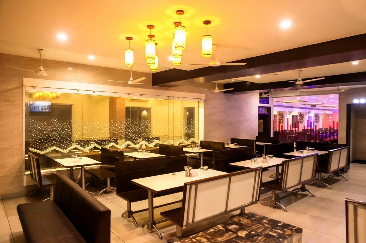 Hotel Fun City Navsari Buitenkant foto