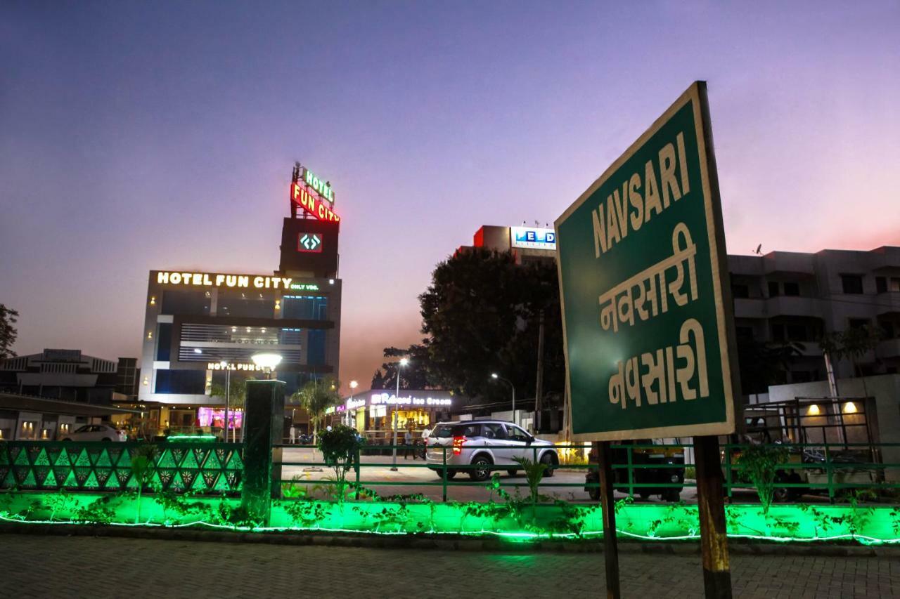 Hotel Fun City Navsari Buitenkant foto