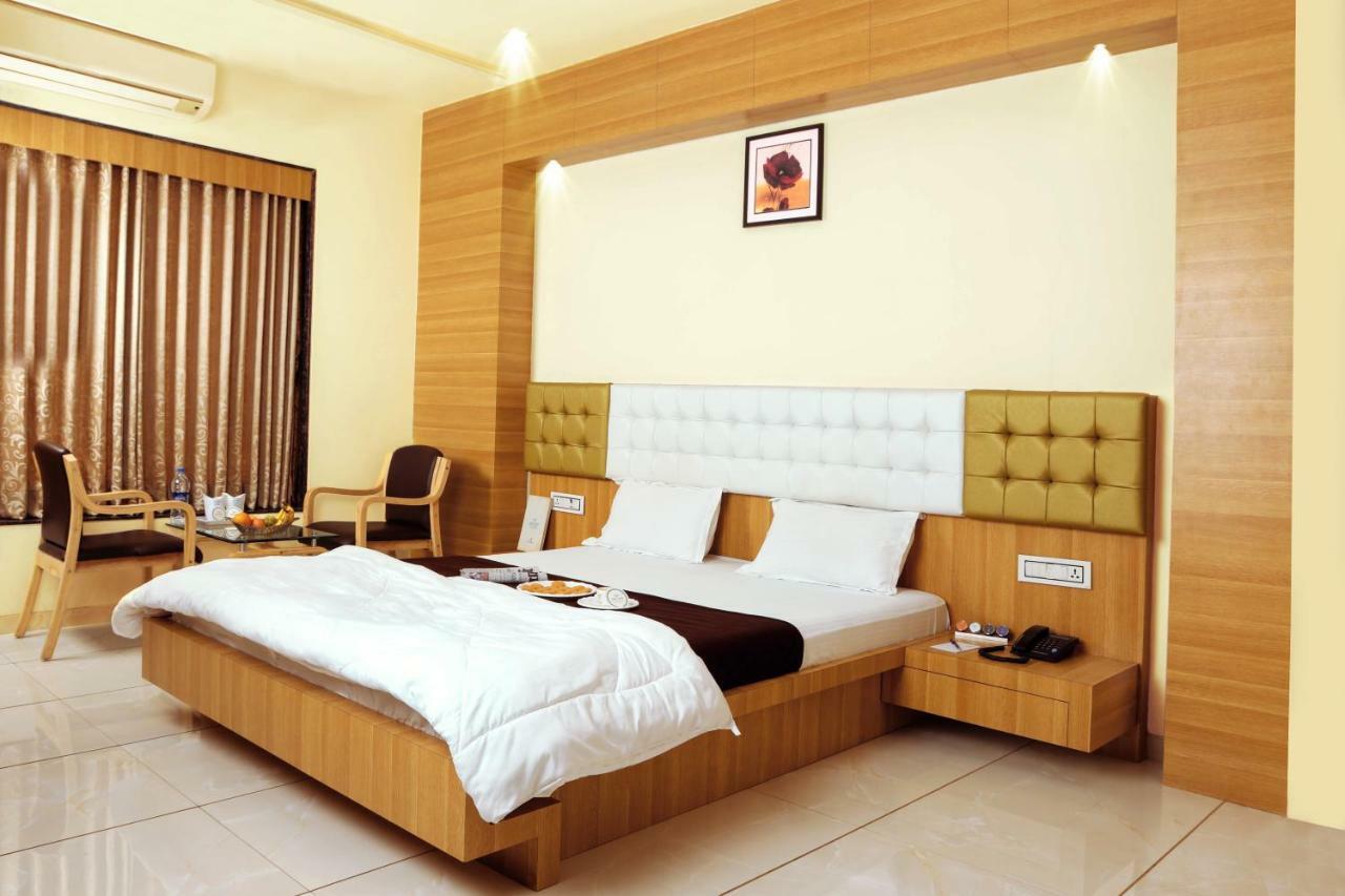 Hotel Fun City Navsari Buitenkant foto
