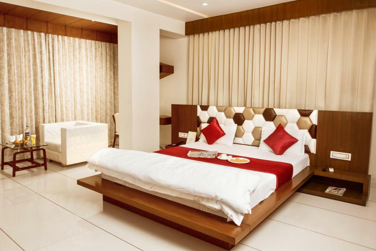Hotel Fun City Navsari Buitenkant foto