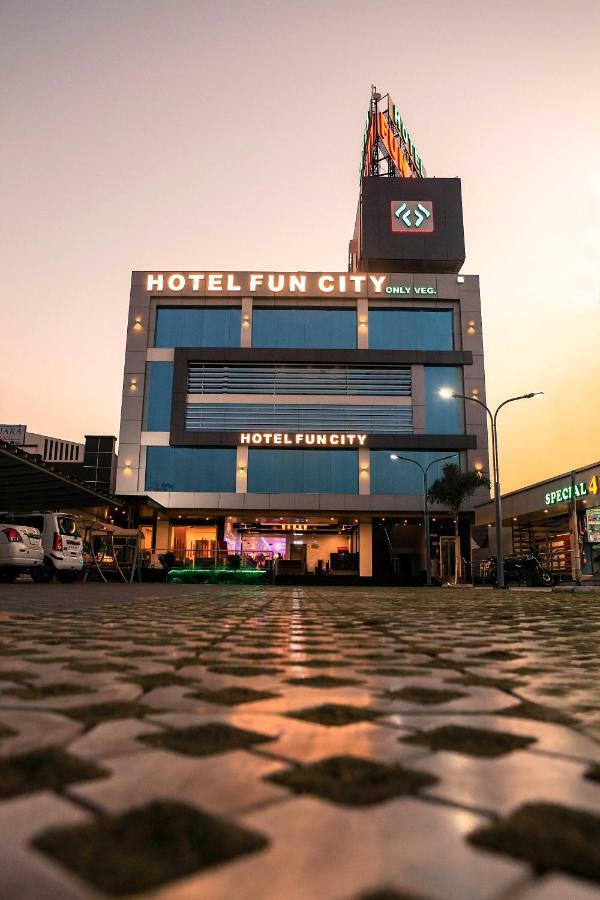 Hotel Fun City Navsari Buitenkant foto