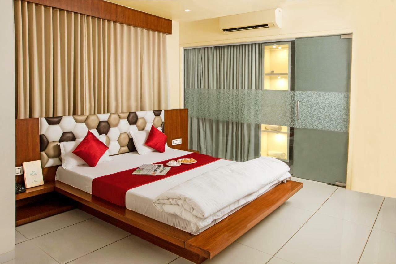 Hotel Fun City Navsari Buitenkant foto