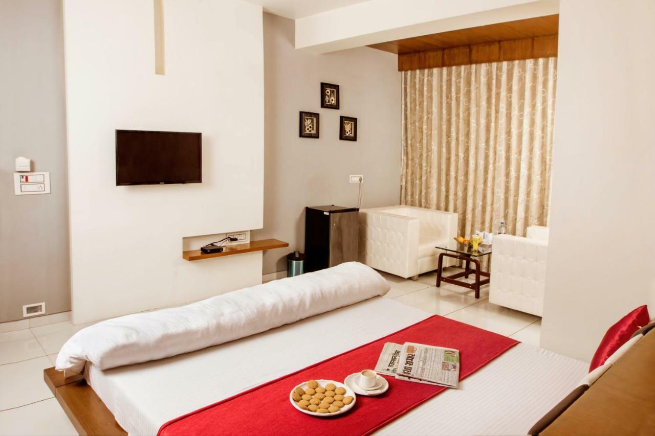Hotel Fun City Navsari Buitenkant foto
