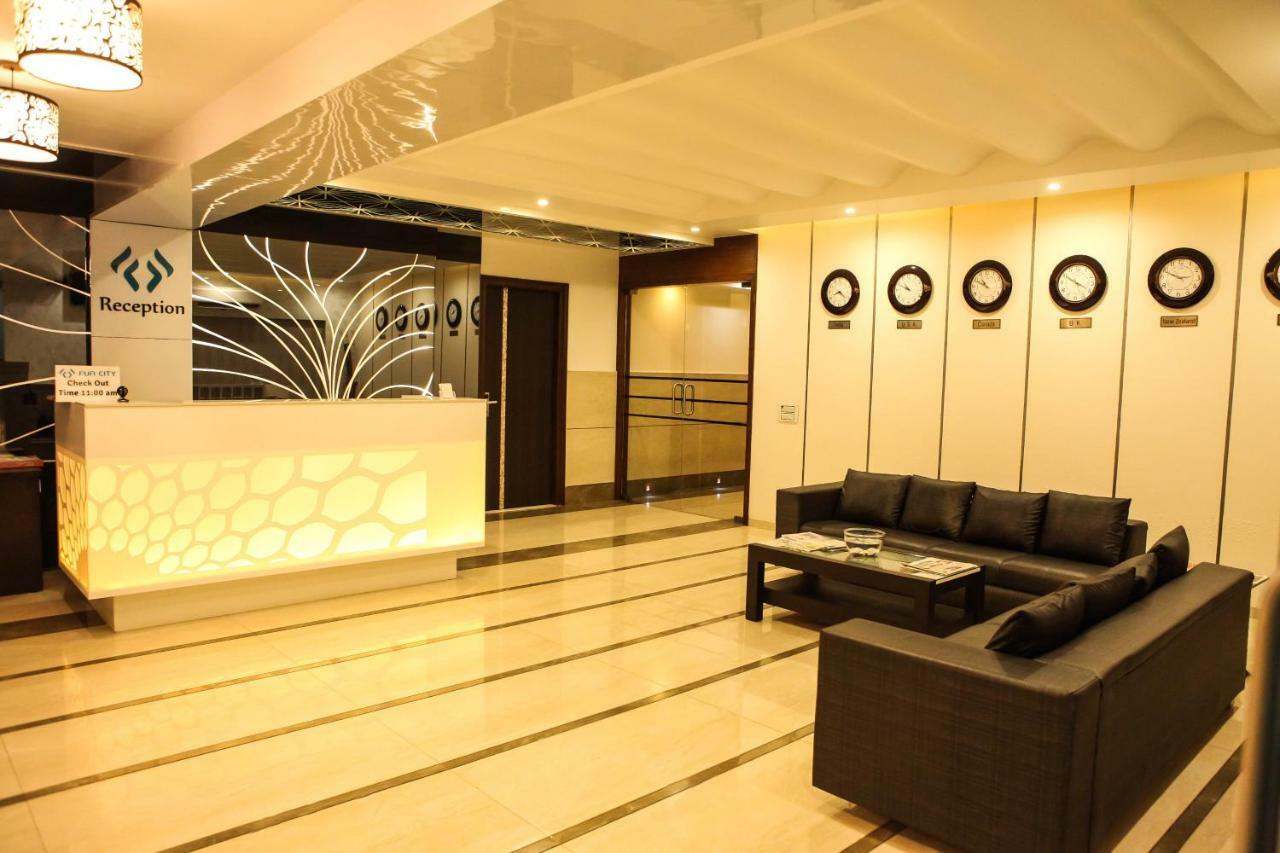 Hotel Fun City Navsari Buitenkant foto