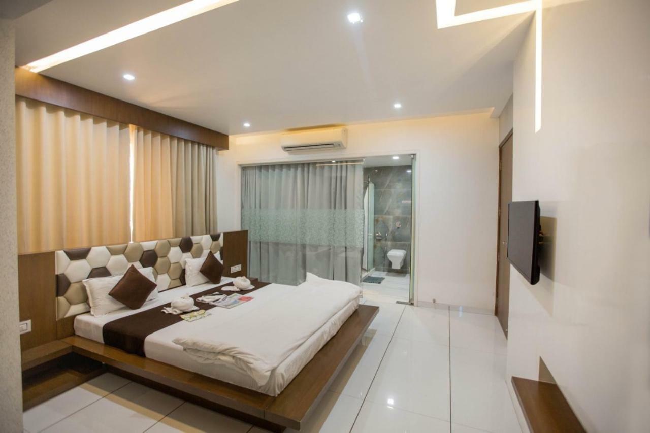 Hotel Fun City Navsari Buitenkant foto