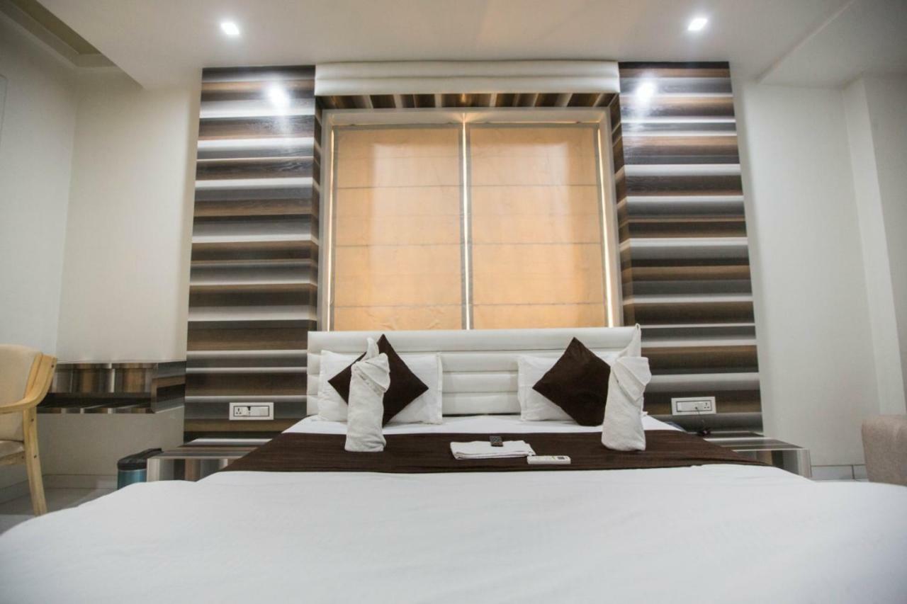 Hotel Fun City Navsari Buitenkant foto