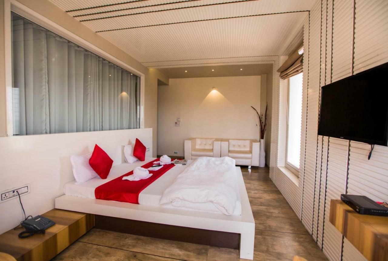 Hotel Fun City Navsari Buitenkant foto