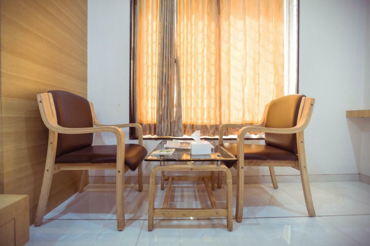 Hotel Fun City Navsari Buitenkant foto