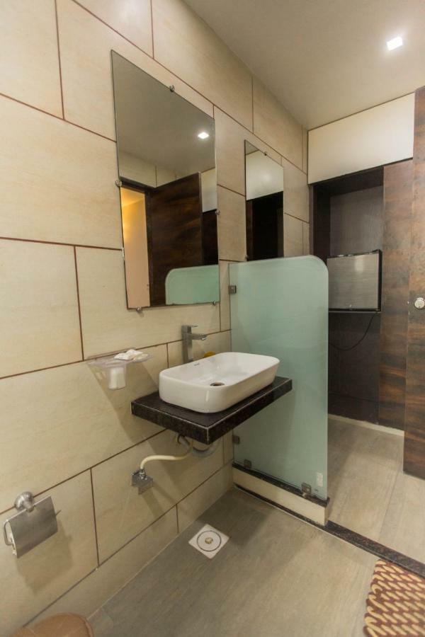 Hotel Fun City Navsari Buitenkant foto