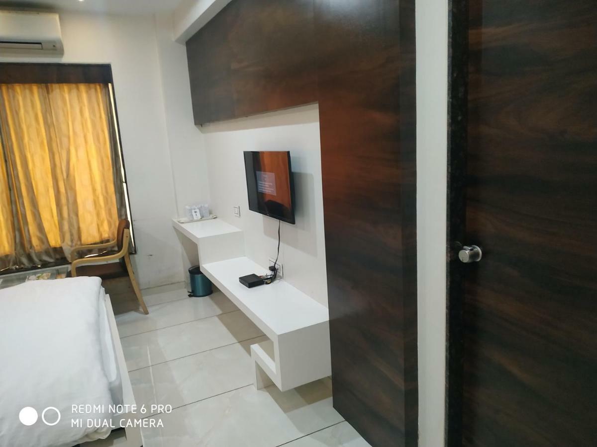 Hotel Fun City Navsari Buitenkant foto