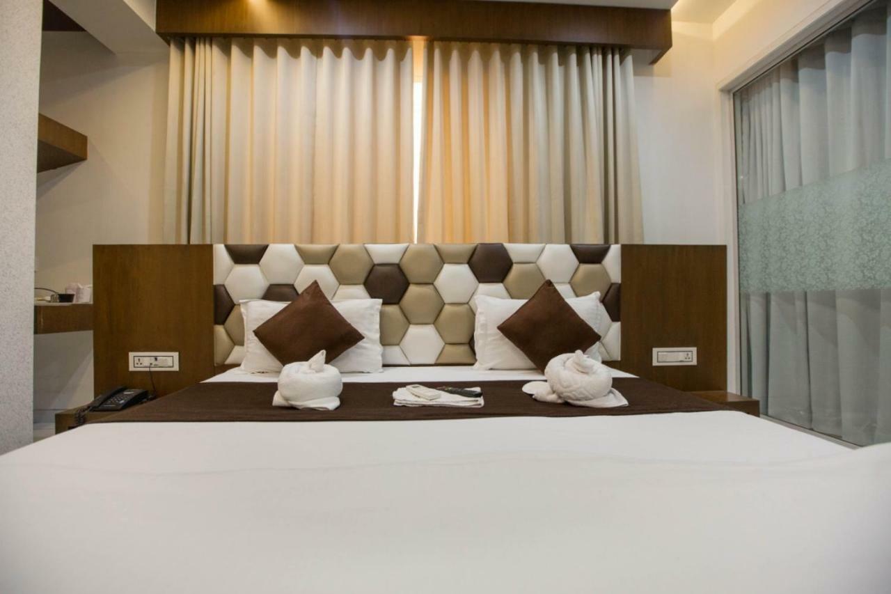 Hotel Fun City Navsari Buitenkant foto