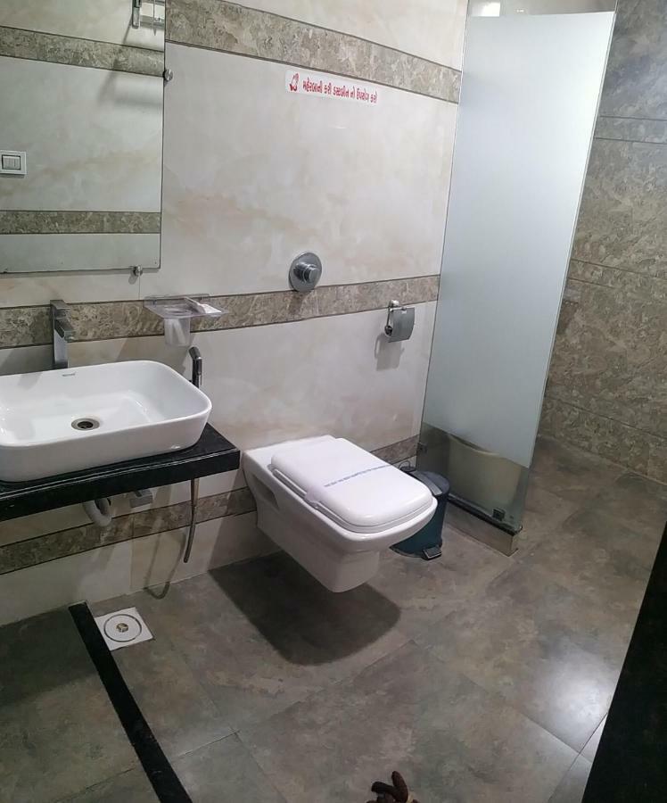 Hotel Fun City Navsari Buitenkant foto
